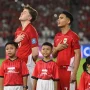 Barisan pemain Timnas Indonesia menyanyikan lagu Indonesia Raya sebelum pertandingan dimulai sebagai bagian dari persiapan jadwal pemain Timnas Indonesia di klub Eropa.