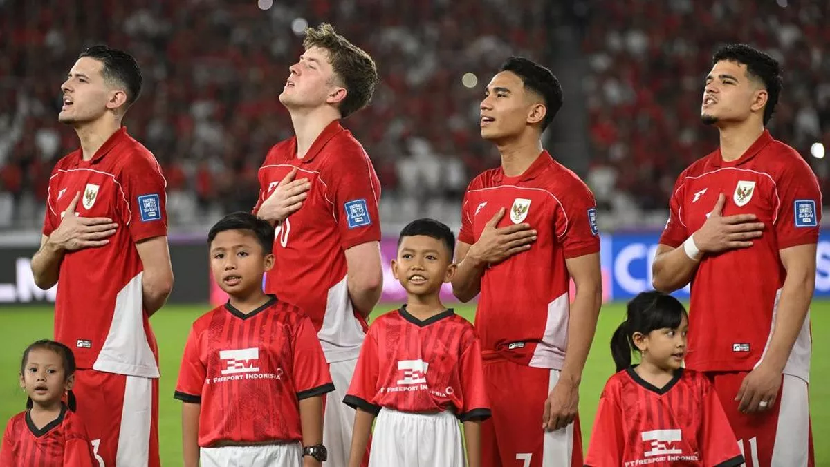 Barisan pemain Timnas Indonesia menyanyikan lagu Indonesia Raya sebelum pertandingan dimulai sebagai bagian dari persiapan jadwal pemain Timnas Indonesia di klub Eropa.