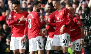 Selebrasi Bruno Fernandes dan pemain Manchester United setelah mengalahkan Liverpool 3-2 untuk memastikan tiket Liga Champions.
