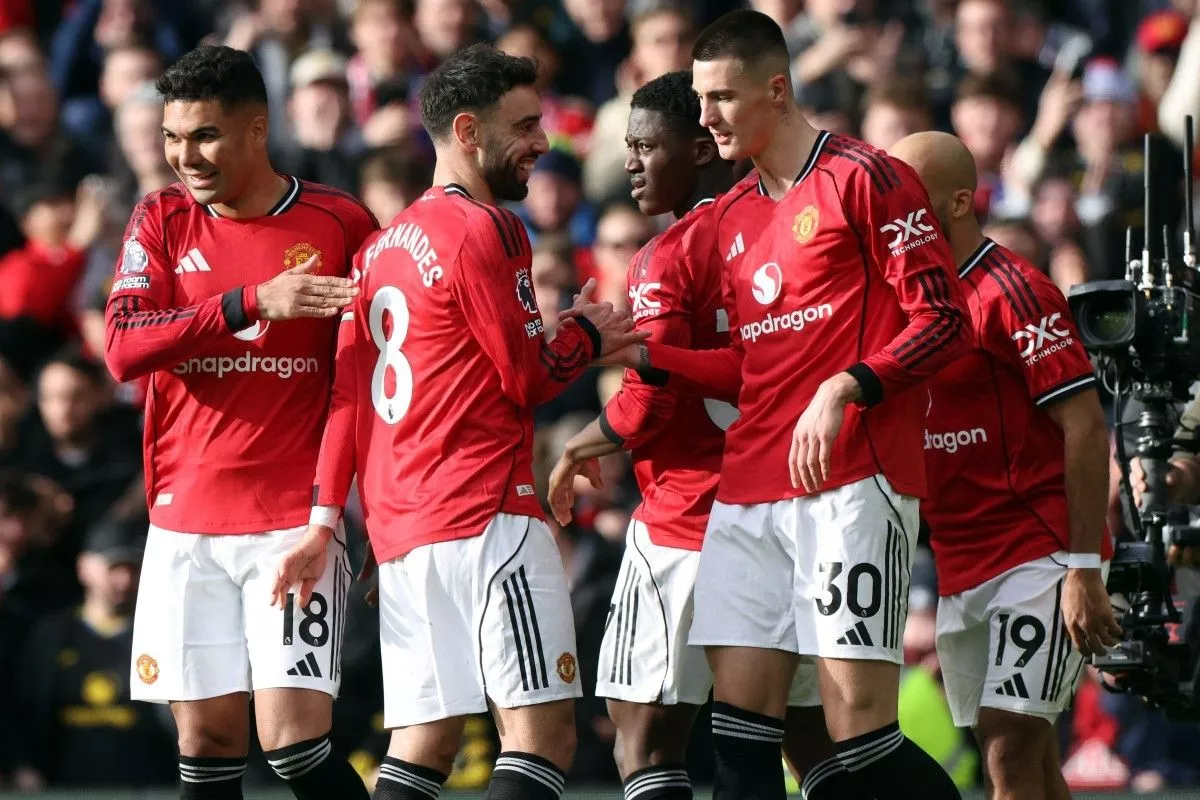 Selebrasi Bruno Fernandes dan pemain Manchester United setelah mengalahkan Liverpool 3-2 untuk memastikan tiket Liga Champions.
