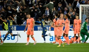Ekspresi kecewa Robert Lewandowski dan rekan setimnya di Barcelona usai peluit panjang dibunyikan di markas Alaves.