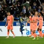 Ekspresi kecewa Robert Lewandowski dan rekan setimnya di Barcelona usai peluit panjang dibunyikan di markas Alaves.