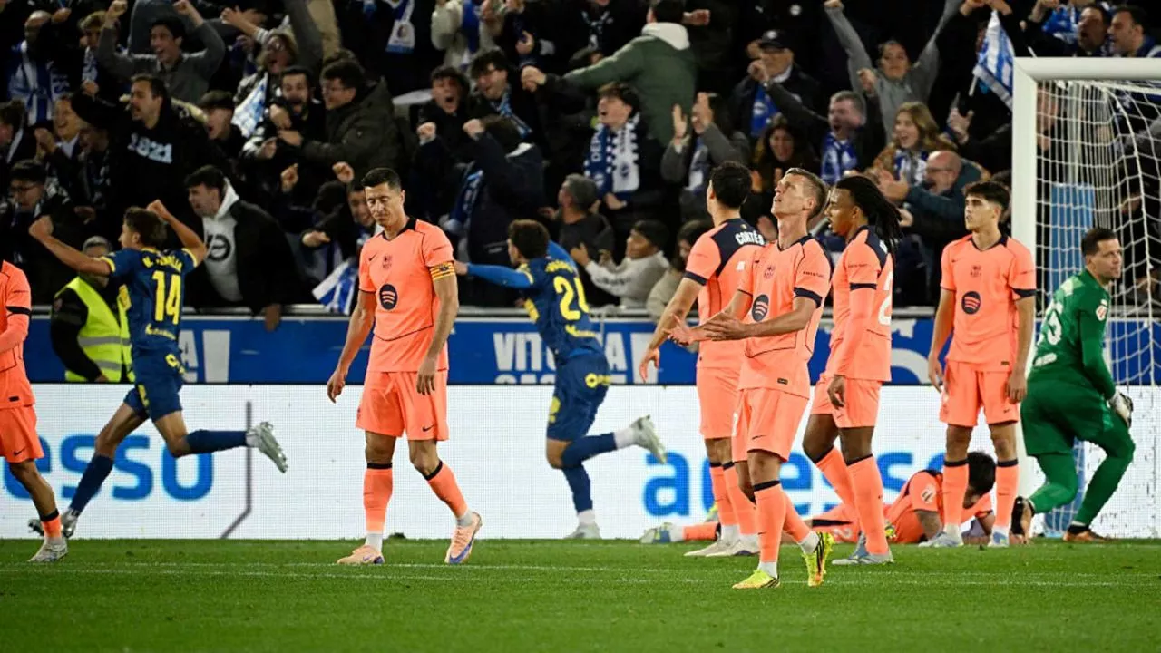Ekspresi kecewa Robert Lewandowski dan rekan setimnya di Barcelona usai peluit panjang dibunyikan di markas Alaves.