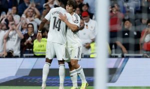 Momen keakraban Aurelien Tchouameni dan Arda Guler saat Real Madrid berhasil membungkam Oviedo dengan skor 2-0.