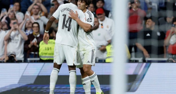 Momen keakraban Aurelien Tchouameni dan Arda Guler saat Real Madrid berhasil membungkam Oviedo dengan skor 2-0.