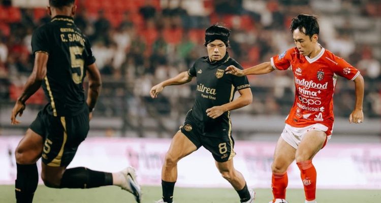 Pemain Borneo FC sedang menggiring bola dibayangi ketat oleh pemain Bali United dalam pertandingan Liga 1 di Stadion Kapten I Wayan Dipta.