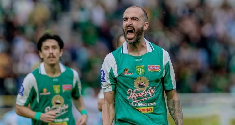 Ekspresi selebrasi emosional pemain Persebaya Surabaya setelah mencetak gol ke gawang PSBS Biak dalam laga Liga 1.