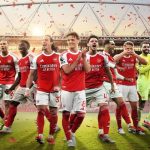 Momen selebrasi emosional skuad Arsenal setelah resmi mengunci gelar juara Liga Inggris musim ini.