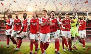 Momen selebrasi emosional skuad Arsenal setelah resmi mengunci gelar juara Liga Inggris musim ini.