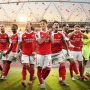 Momen selebrasi emosional skuad Arsenal setelah resmi mengunci gelar juara Liga Inggris musim ini.
