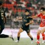 Pemain Borneo FC sedang menggiring bola dibayangi ketat oleh pemain Bali United dalam pertandingan Liga 1 di Stadion Kapten I Wayan Dipta.