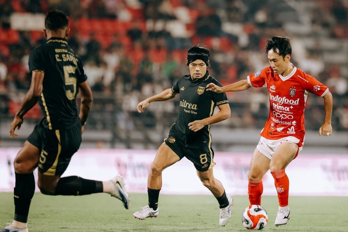 Pemain Borneo FC sedang menggiring bola dibayangi ketat oleh pemain Bali United dalam pertandingan Liga 1 di Stadion Kapten I Wayan Dipta.