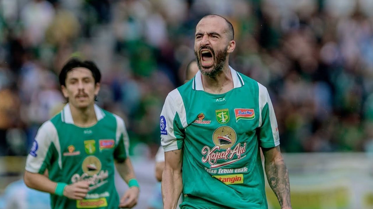 Ekspresi selebrasi emosional pemain Persebaya Surabaya setelah mencetak gol ke gawang PSBS Biak dalam laga Liga 1.