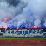 Ribuan Bobotoh Persib memadati tribun stadion dengan suar (flare) dan spanduk raksasa bertuliskan Refuse To Lose saat sesi latihan jelang laga melawan Persija.
