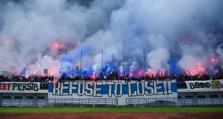 Ribuan Bobotoh Persib memadati tribun stadion dengan suar (flare) dan spanduk raksasa bertuliskan Refuse To Lose saat sesi latihan jelang laga melawan Persija.