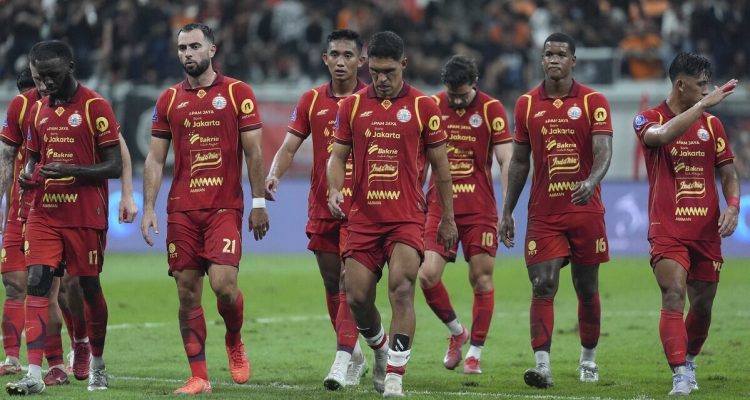 Langkah berat bagi Macan Kemayoran; laga panas Persija vs Persib resmi dipindahkan ke Samarinda, meninggalkan kekecewaan mendalam bagi Panpel dan pendukung setia.