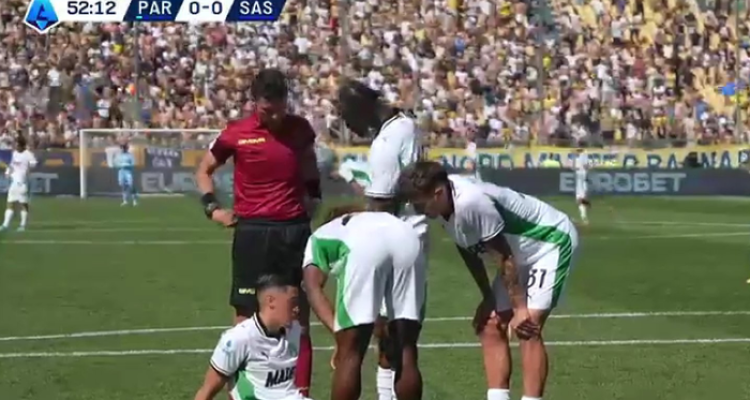 Jay Idzes terduduk di lapangan setelah mengalami cedera yang membuatnya terancam absen membela Timnas.