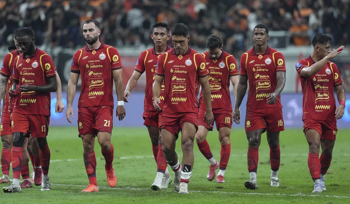 Langkah berat bagi Macan Kemayoran; laga panas Persija vs Persib resmi dipindahkan ke Samarinda, meninggalkan kekecewaan mendalam bagi Panpel dan pendukung setia.