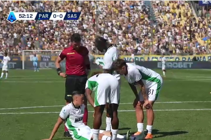 Jay Idzes terduduk di lapangan setelah mengalami cedera yang membuatnya terancam absen membela Timnas.