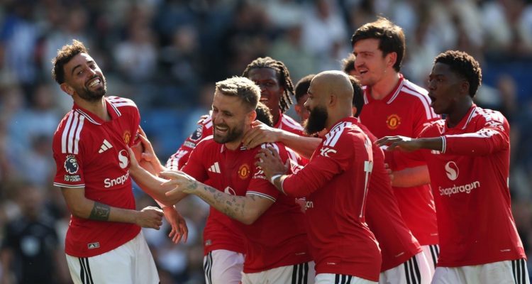 Suka cita para penggawa Manchester United setelah berhasil menutup laga terakhir musim ini dengan kemenangan manis.