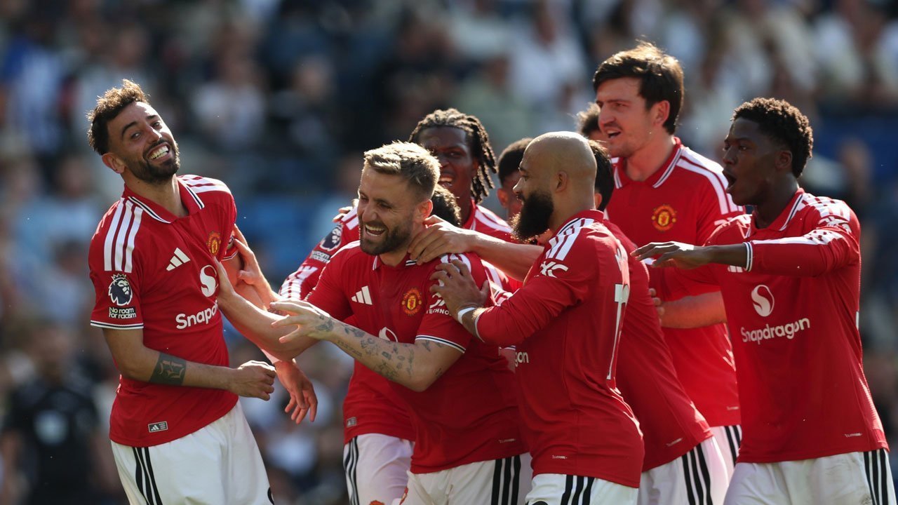 Suka cita para penggawa Manchester United setelah berhasil menutup laga terakhir musim ini dengan kemenangan manis.