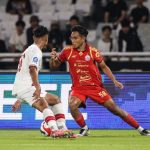 rayhan-hannan-persija-jakarta-tanding.webp Gelandang muda Persija Jakarta Rayhan Hannan saat berduel berebut bola di lapangan