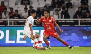 Gelandang muda Persija Jakarta Rayhan Hannan saat berduel berebut bola di lapangan