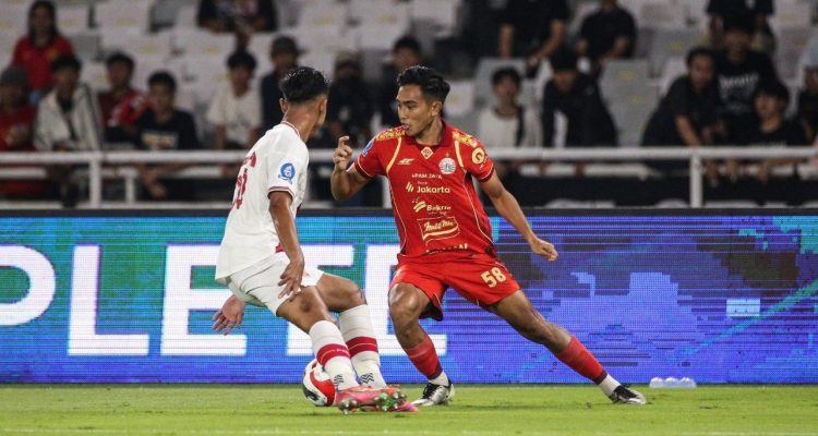 Gelandang muda Persija Jakarta Rayhan Hannan saat berduel berebut bola di lapangan
