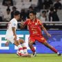 Gelandang muda Persija Jakarta Rayhan Hannan saat berduel berebut bola di lapangan
