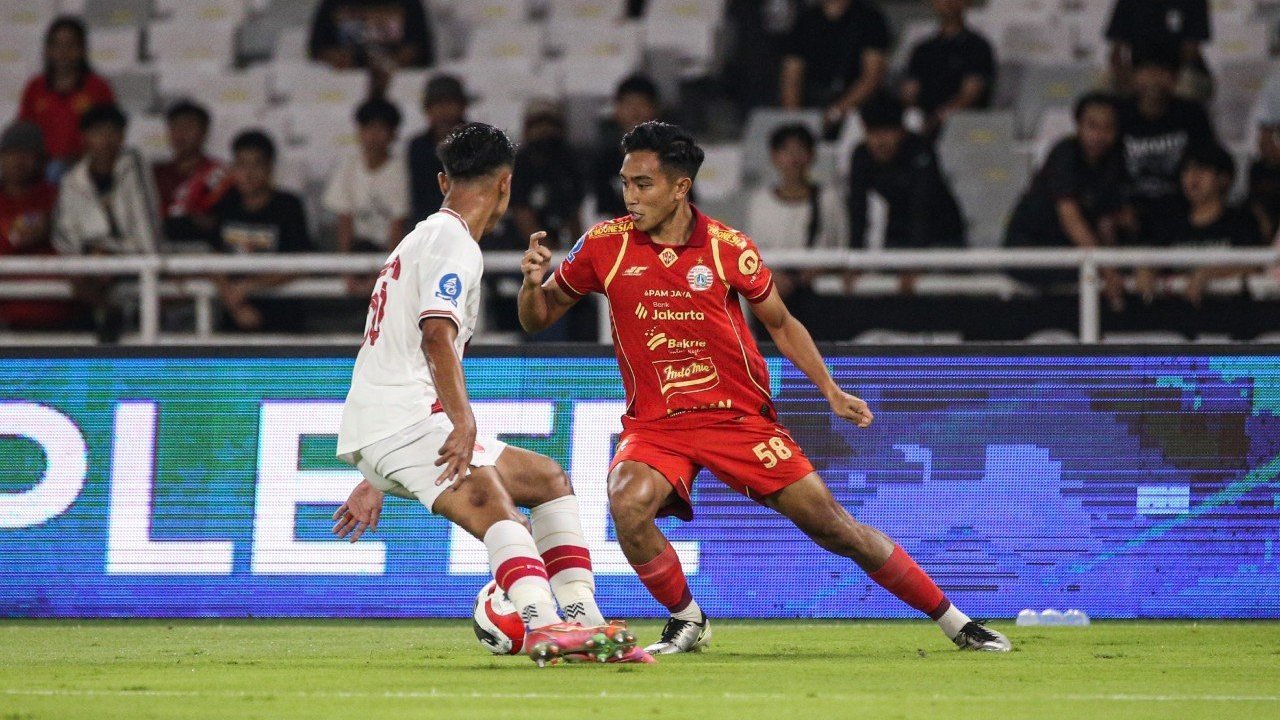 Gelandang muda Persija Jakarta Rayhan Hannan saat berduel berebut bola di lapangan