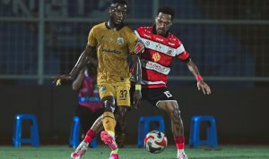 Duel perebutan bola antara pemain Bhayangkara FC dan Madura United dalam pertandingan sengit Liga 1.