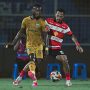 Duel perebutan bola antara pemain Bhayangkara FC dan Madura United dalam pertandingan sengit Liga 1.