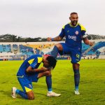Striker Arema FC melakukan selebrasi ikonik bersama rekan setimnya di tengah lapangan hijau setelah berhasil membobol gawang lawan.