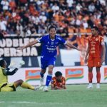 Striker Persib merayakan gol penentu ke gawang Persija Jakarta, membawa timnya meraih tiga poin krusial dalam perburuan gelar juara.