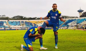 Striker Arema FC melakukan selebrasi ikonik bersama rekan setimnya di tengah lapangan hijau setelah berhasil membobol gawang lawan.