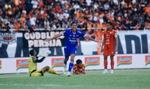 Striker Persib merayakan gol penentu ke gawang Persija Jakarta, membawa timnya meraih tiga poin krusial dalam perburuan gelar juara.