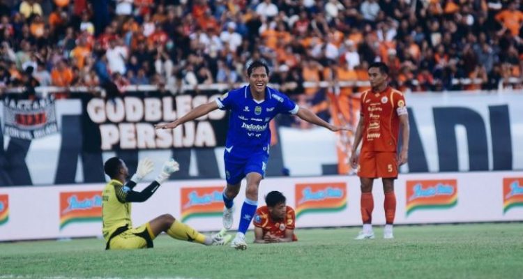 Striker Persib merayakan gol penentu ke gawang Persija Jakarta, membawa timnya meraih tiga poin krusial dalam perburuan gelar juara.