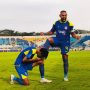 Striker Arema FC melakukan selebrasi ikonik bersama rekan setimnya di tengah lapangan hijau setelah berhasil membobol gawang lawan.