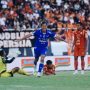 Striker Persib merayakan gol penentu ke gawang Persija Jakarta, membawa timnya meraih tiga poin krusial dalam perburuan gelar juara.