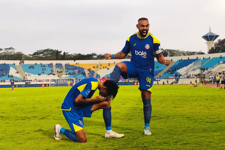 Striker Arema FC melakukan selebrasi ikonik bersama rekan setimnya di tengah lapangan hijau setelah berhasil membobol gawang lawan.