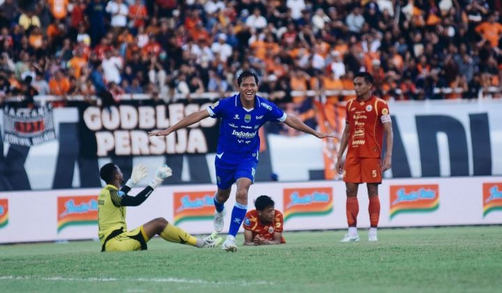 Striker Persib merayakan gol penentu ke gawang Persija Jakarta, membawa timnya meraih tiga poin krusial dalam perburuan gelar juara.