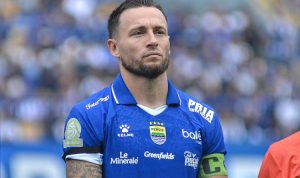 Marc Klok mengenakan jersey Persib Bandung dengan ban kapten di lengan, memberikan pernyataan terkait insiden Bhayangkara.