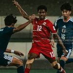 Perjuangan keras pemain Timnas Indonesia U-17 saat menghadapi Jepang; Garuda Muda harus mengakui keunggulan lawan dengan skor akhir 1-3.