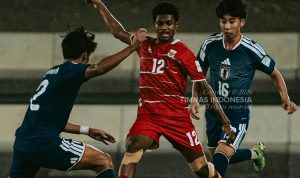 Perjuangan keras pemain Timnas Indonesia U-17 saat menghadapi Jepang; Garuda Muda harus mengakui keunggulan lawan dengan skor akhir 1-3.