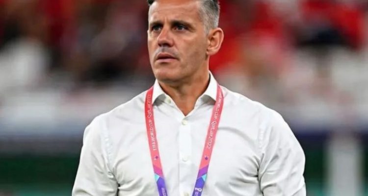 Potret John Herdman mengenakan kemeja putih dengan ID lanyard FIFA World Cup.