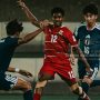 Perjuangan keras pemain Timnas Indonesia U-17 saat menghadapi Jepang; Garuda Muda harus mengakui keunggulan lawan dengan skor akhir 1-3.