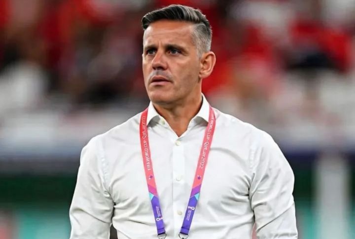 Potret John Herdman mengenakan kemeja putih dengan ID lanyard FIFA World Cup.