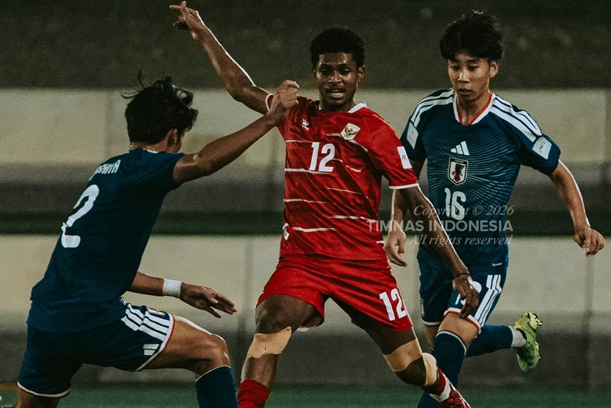 Perjuangan keras pemain Timnas Indonesia U-17 saat menghadapi Jepang; Garuda Muda harus mengakui keunggulan lawan dengan skor akhir 1-3.