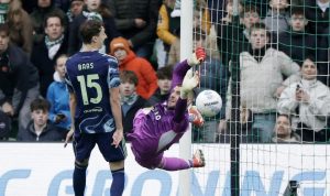 Aksi penyelamatan gemilang Maarten Paes yang terbang menghalau bola di depan gawang demi menjaga clean sheet.