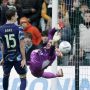 Aksi penyelamatan gemilang Maarten Paes yang terbang menghalau bola di depan gawang demi menjaga clean sheet.
